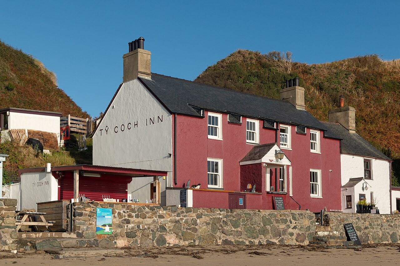 The Tŷ Coch Inn on the beach at Porthdinllaen on the Llŷn Peninsula
