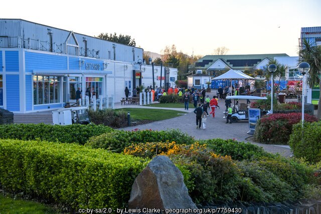 Central shops and activity area at Hafan y Môr