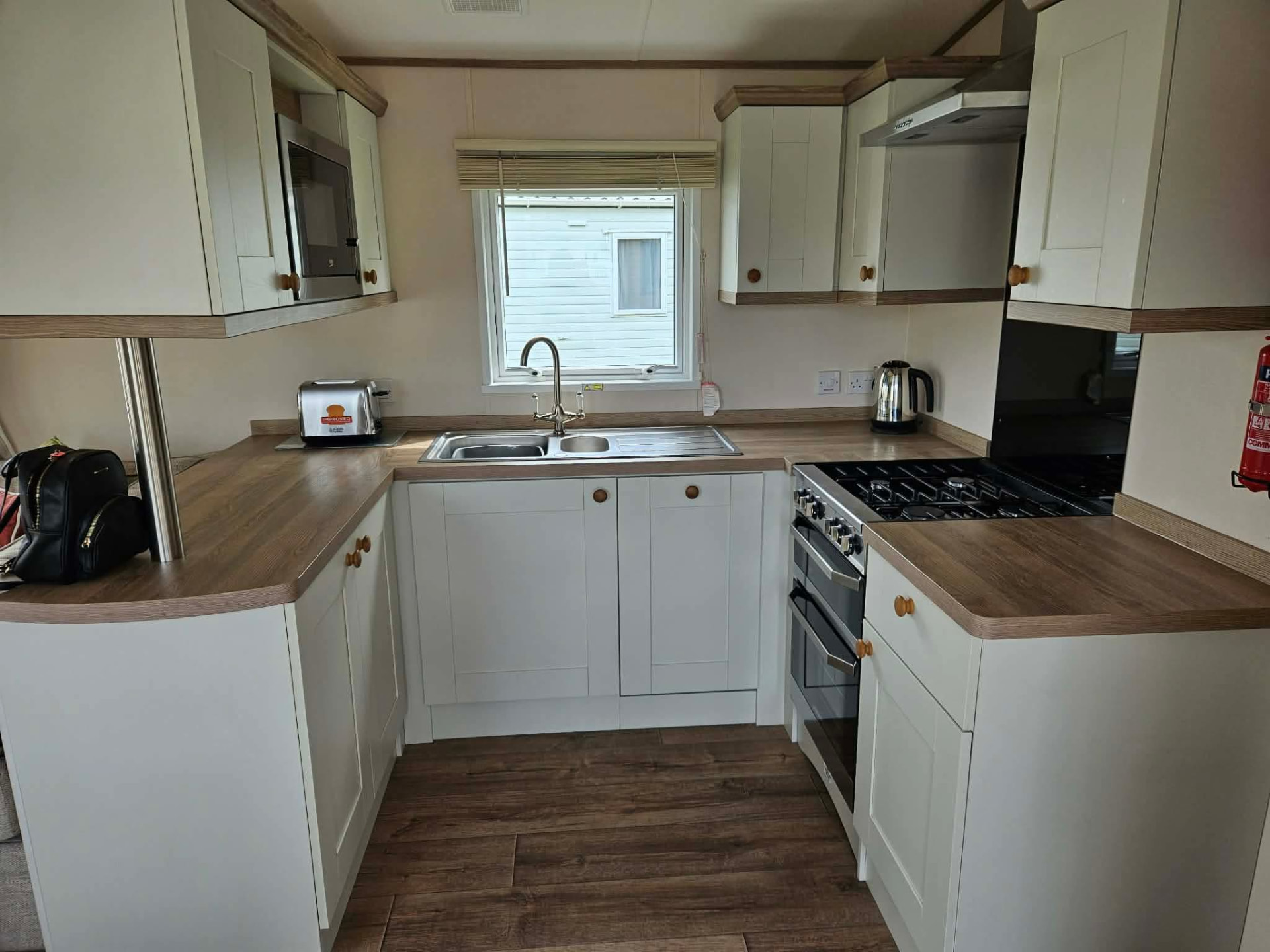 Kitchen & storage – Microwave, toaster, kettle and cupboards