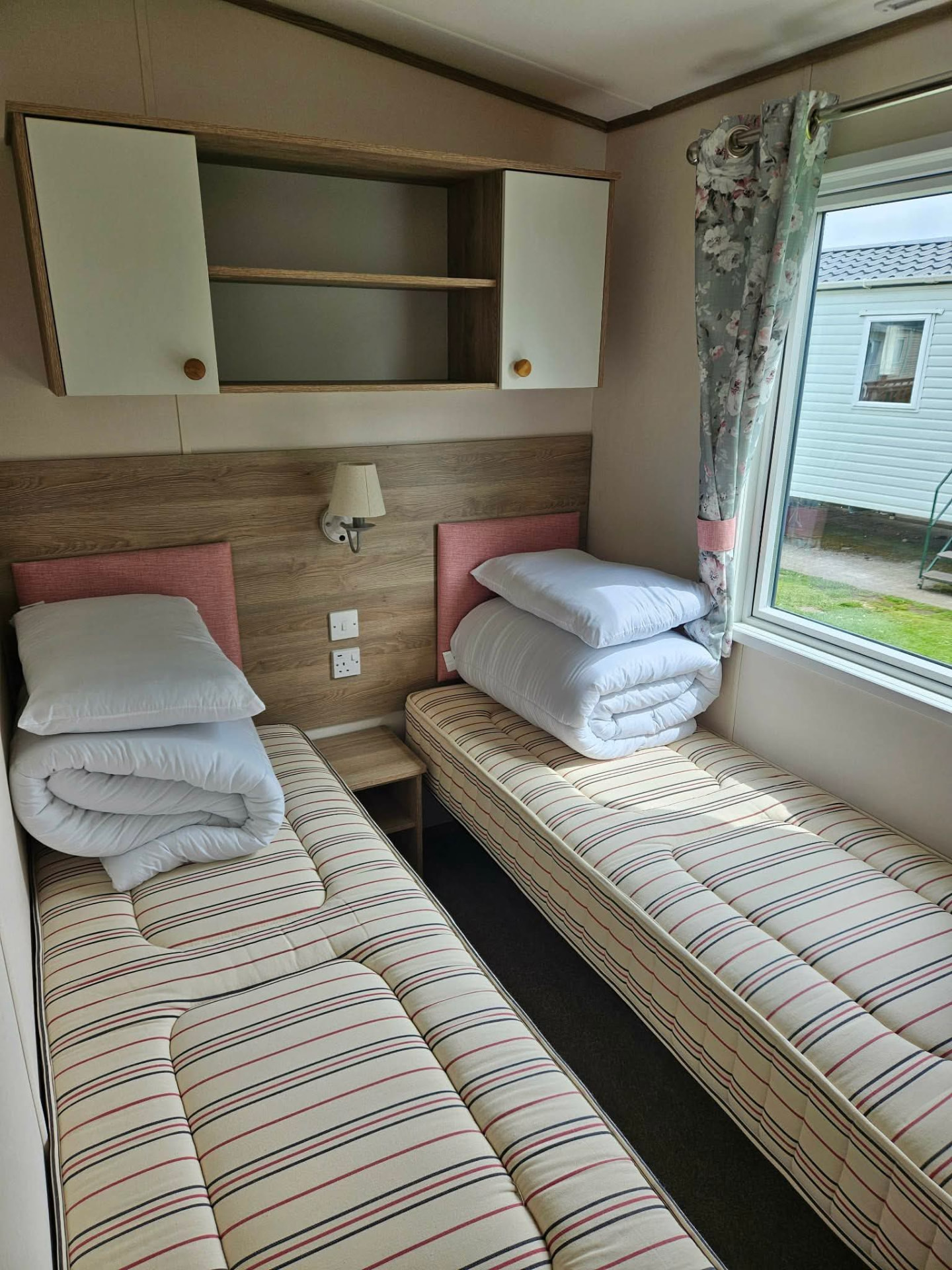 Twin bedroom – Twin beds with duvets and pillows provided