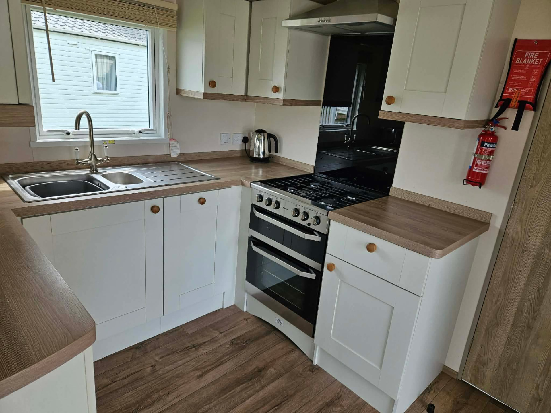 Kitchen – Oven, gas hob and plenty of worktop space
