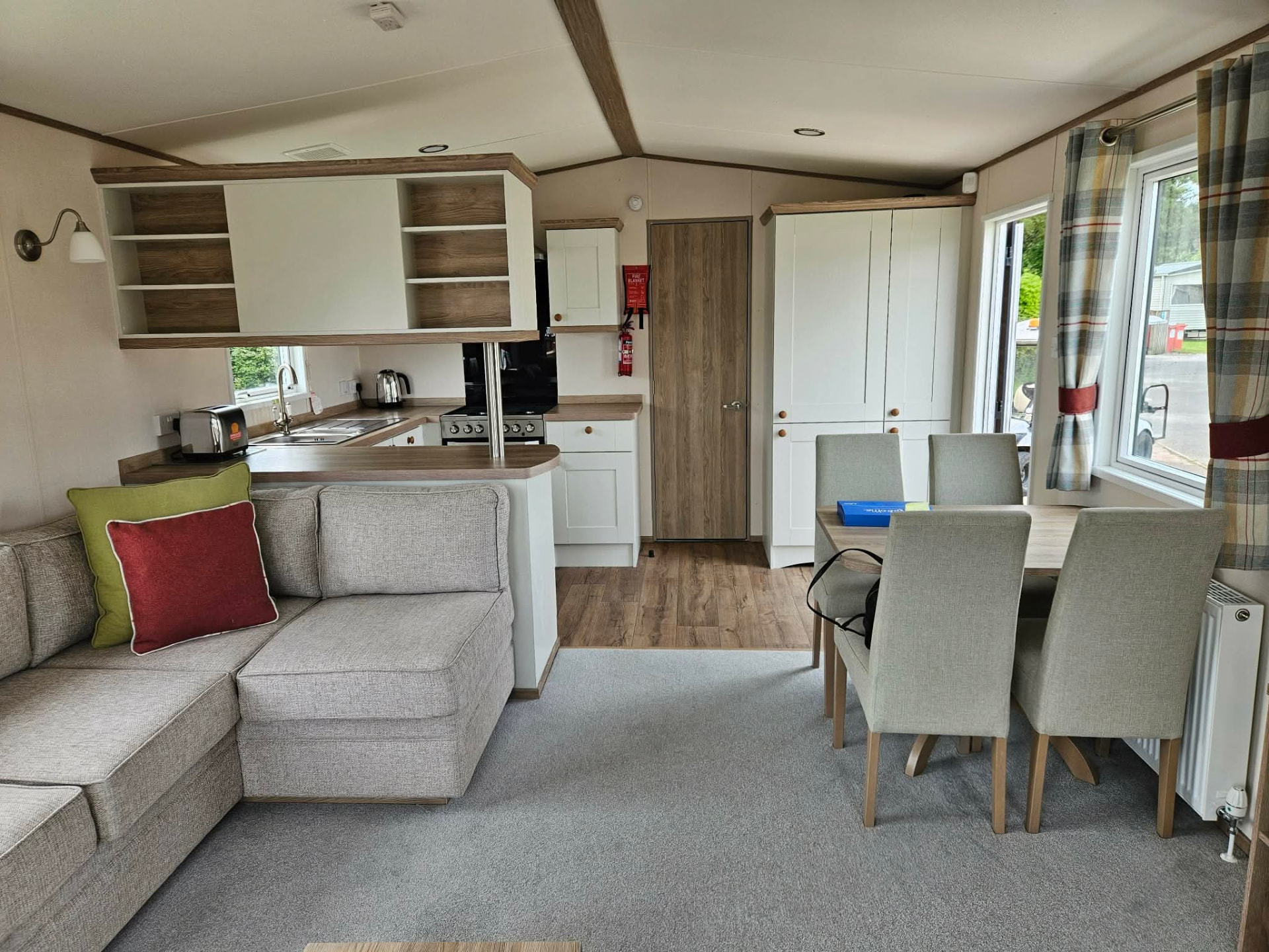 Lounge & dining area – Dining table and seating in the open-plan space