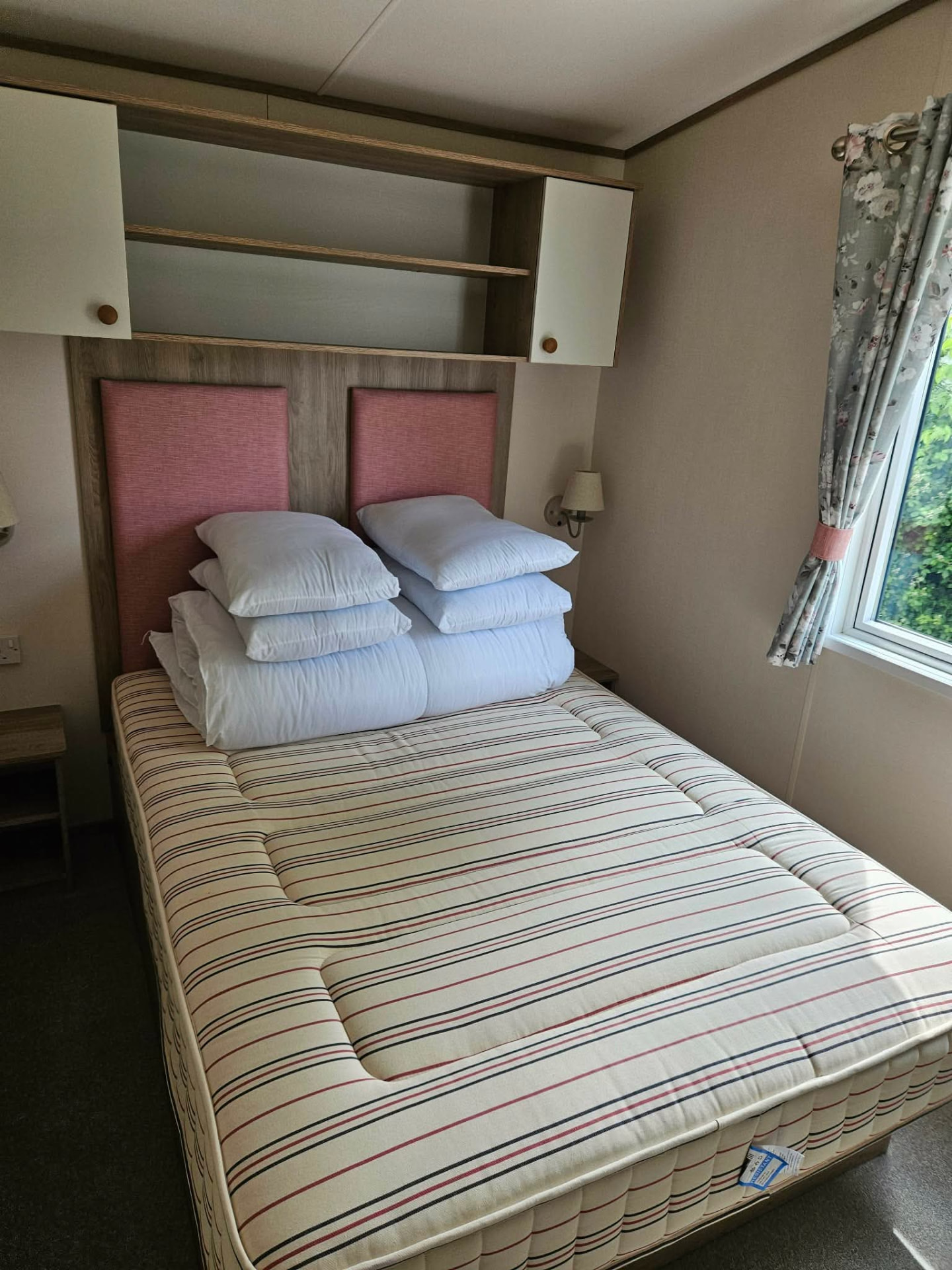 Master bedroom – Double bed with duvets and pillows provided