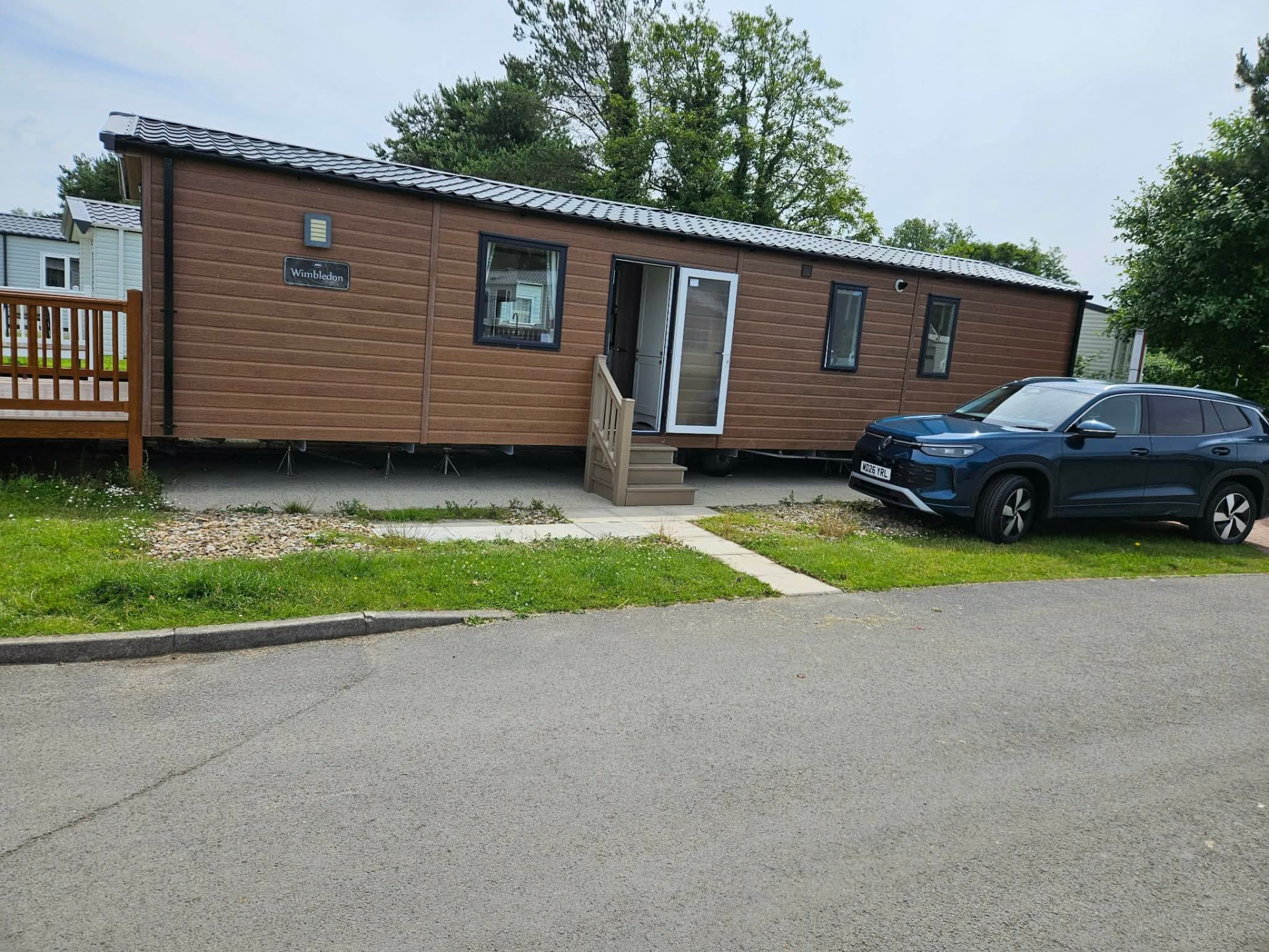 Exterior & parking – Front entrance with parking alongside